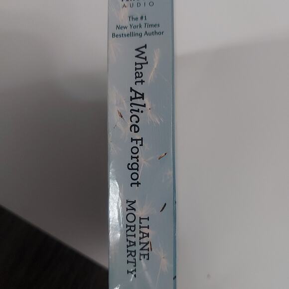 What Alice Forgot Liane Moriarty Mystery Audiobook Listening Book Cozy Winter - Picture 8 of 9